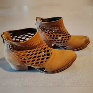 Rebel Cali Stone Tan Laser Cut Genuine Leather Ankle Boots Women sz 8 Good Cond